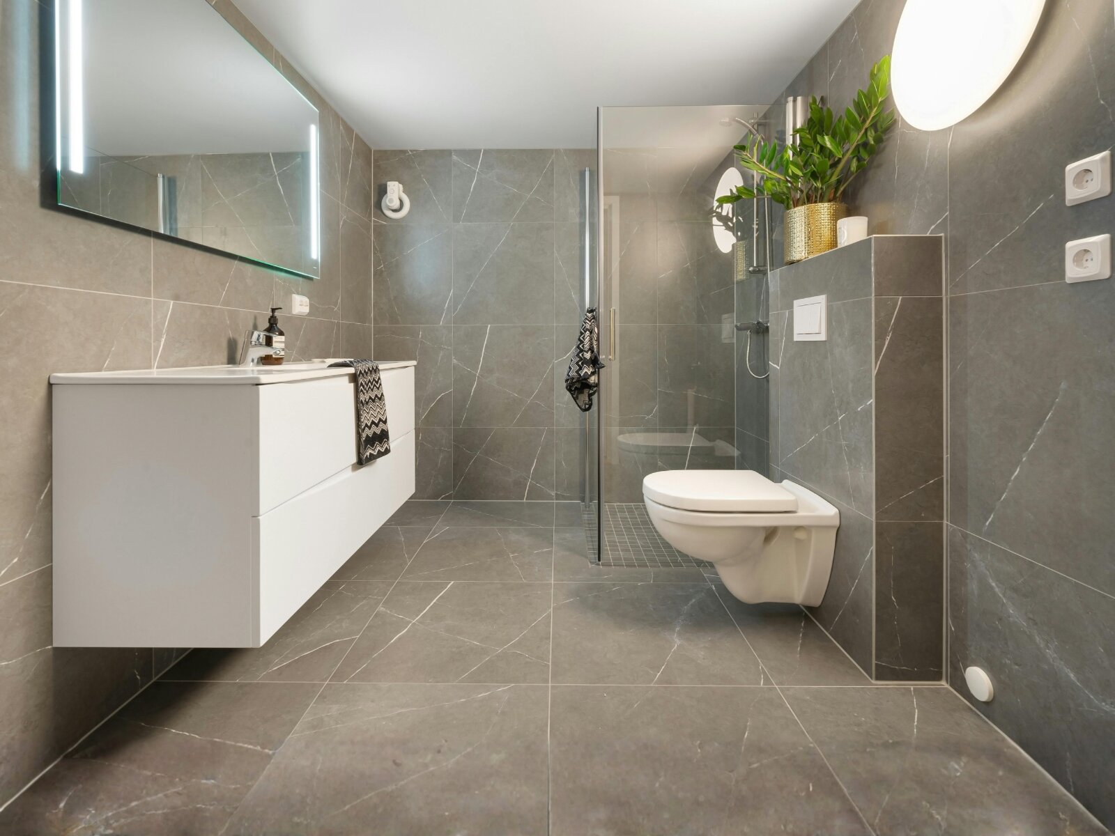 Modernes Bad mit großen Wandfliesen