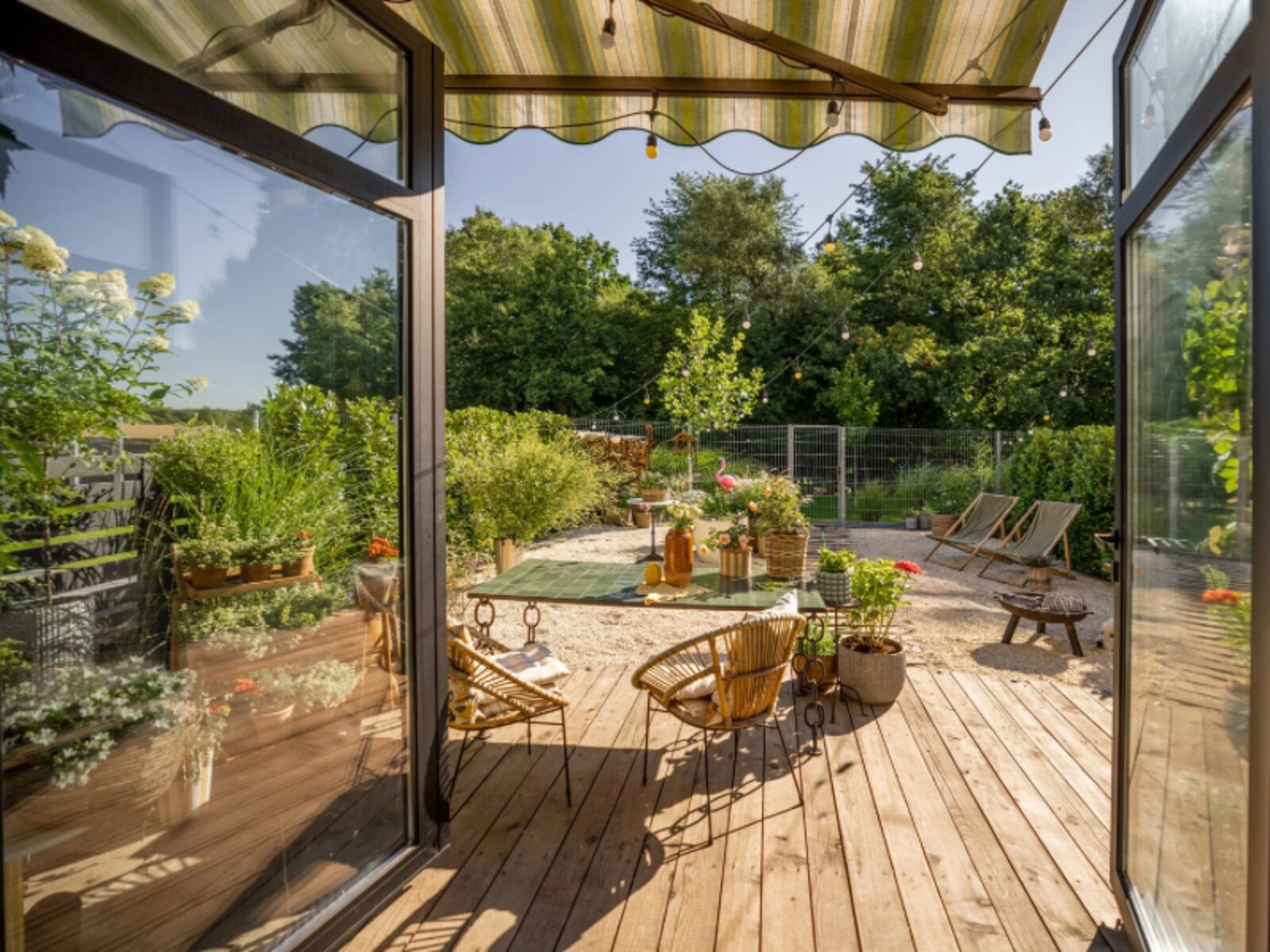 Heller Balkon mit Pflanzen