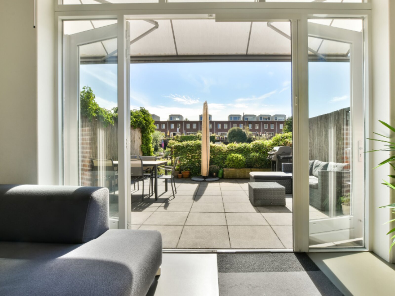 Balkon mit Holzdeck und Lounge