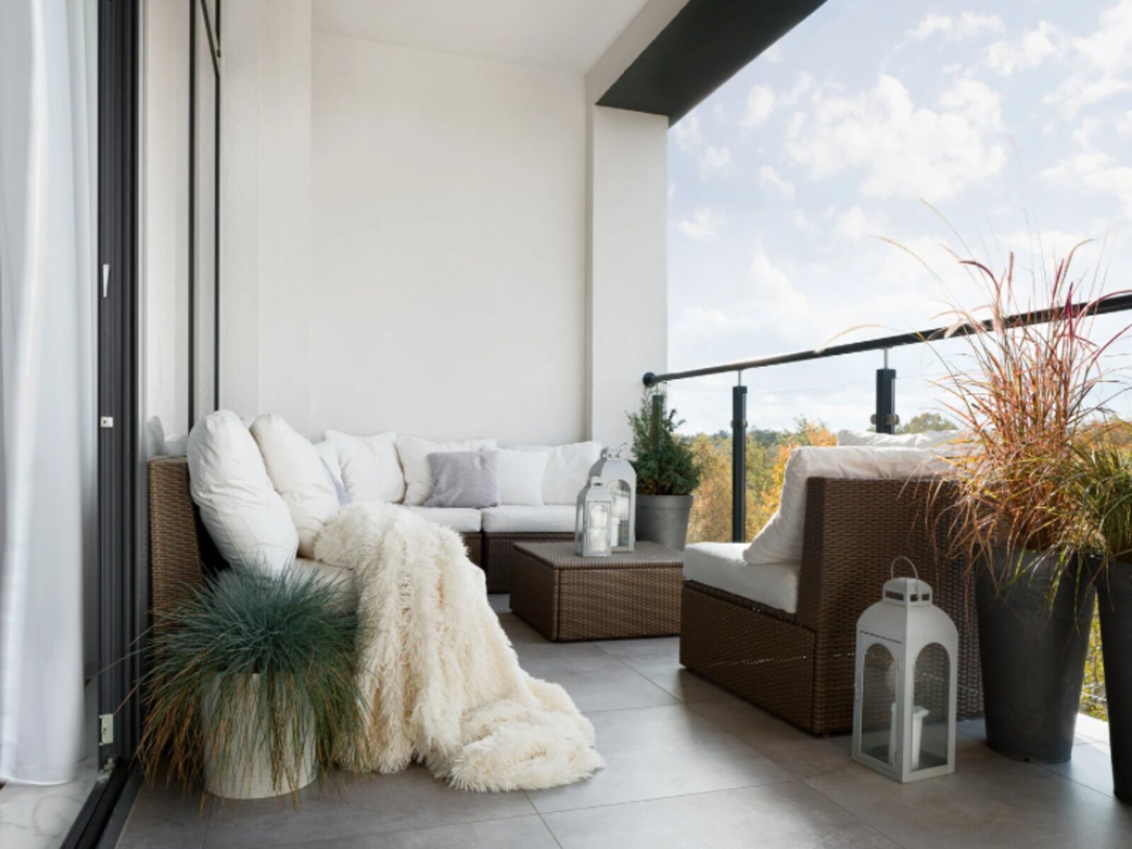 Sanierter Balkon mit Glasgeländer