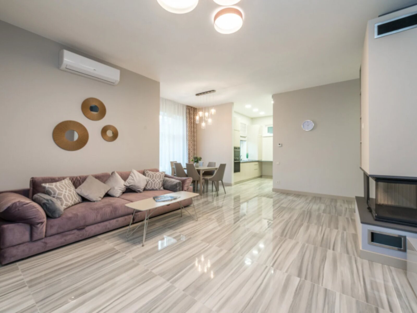 Wohnzimmer mit ruhigen Bodenfliesen