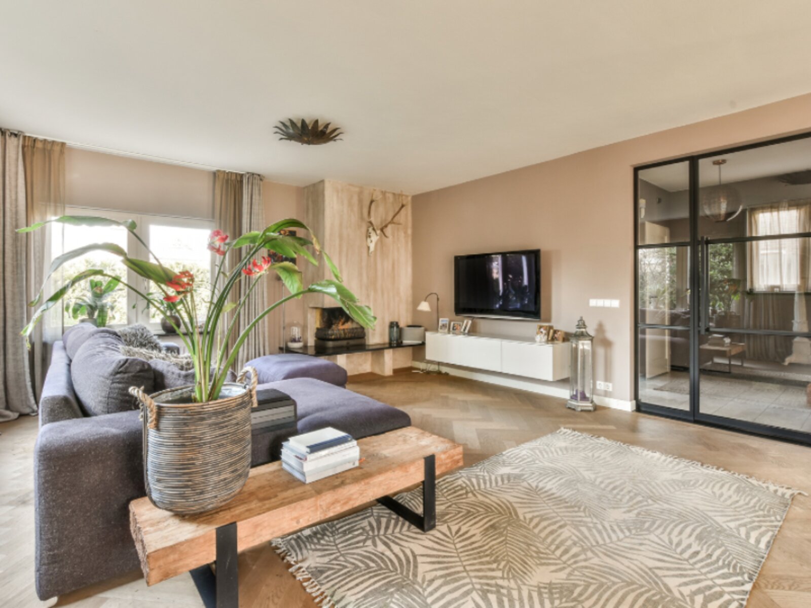 Wohnzimmer mit modernem Anstrich