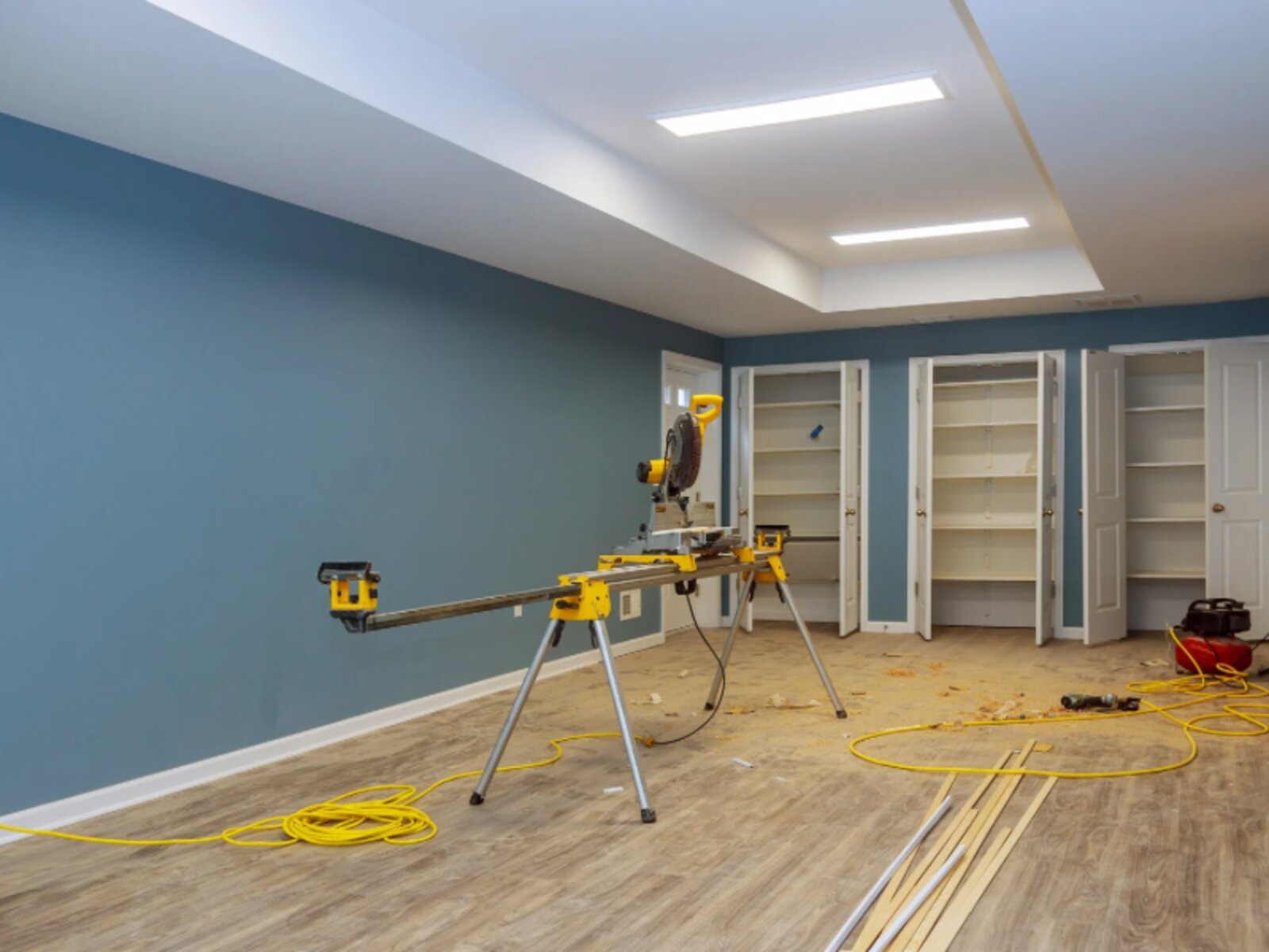 Offener Wohnbereich mit filigraner Trockenbauwand